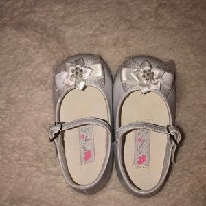 White dress shoes with satin and tulle flowers